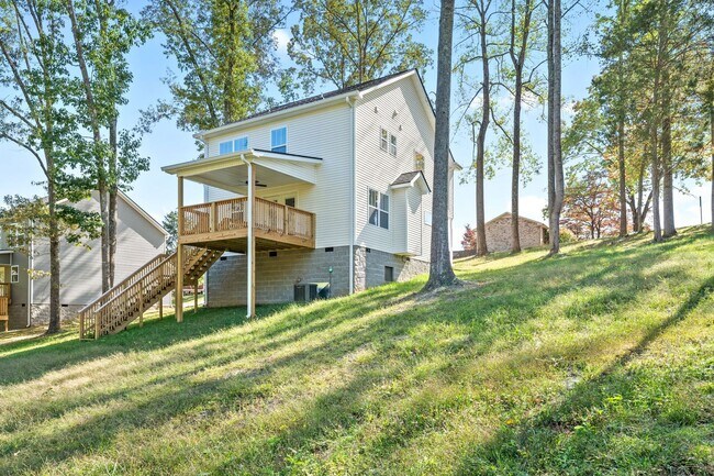 Building Photo - Pet Friendly Three Bedroom!