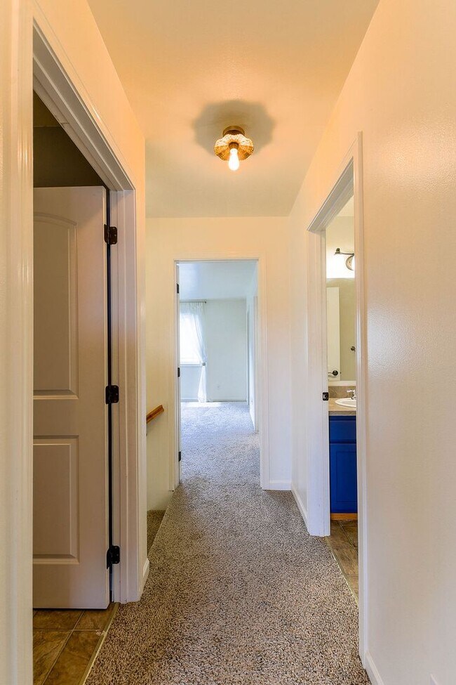 Building Photo - Beautiful 3 bed/2.5 bath single family hom...