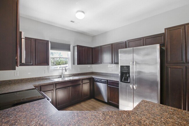 Building Photo - Townhome with Screened Porch!