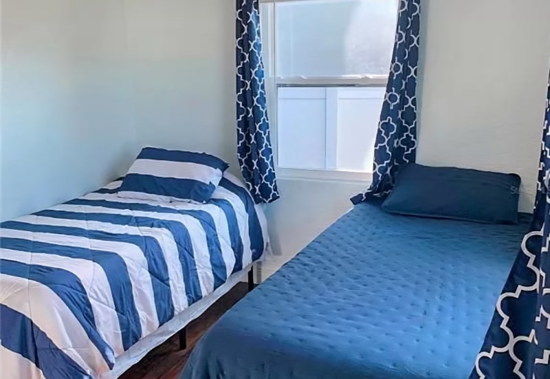 Building Photo - 2400 15th Ave N