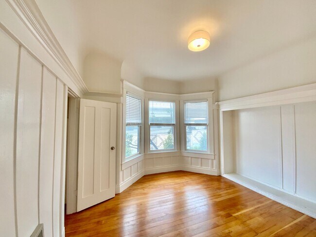 Building Photo - RENOVATED 2BR. Dishwasher! Laundry On-Site...