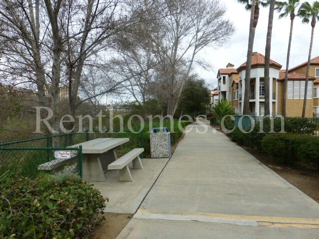 Building Photo - Mission Valley, 2220 Camino De La Reina #213 - Great Location Close to All!