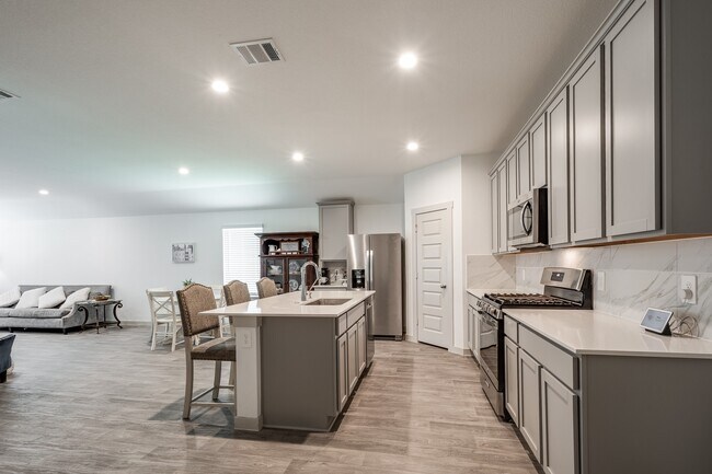 Building Photo - 607 Hidden Brk Dr