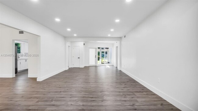 Building Photo - 1500 NE 13th Pl