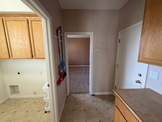 Building Photo - Spacious Home in Quiet Area