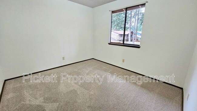 Building Photo - 5401 Pineridge Dr NE