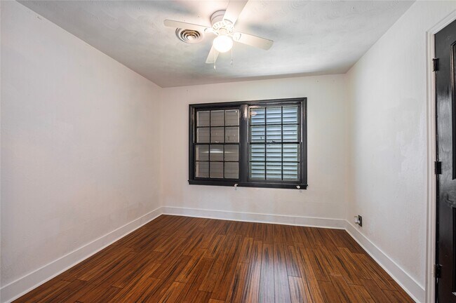 Building Photo - 1219 Park Ln