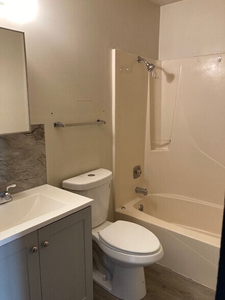 Building Photo - 635 Kennedy Dr