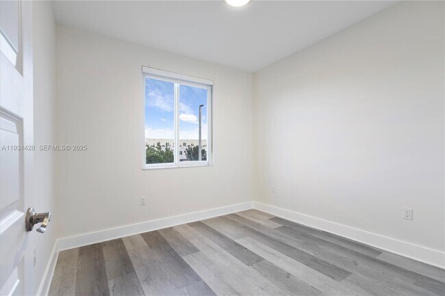 Building Photo - 6425 NW 103rd Pl