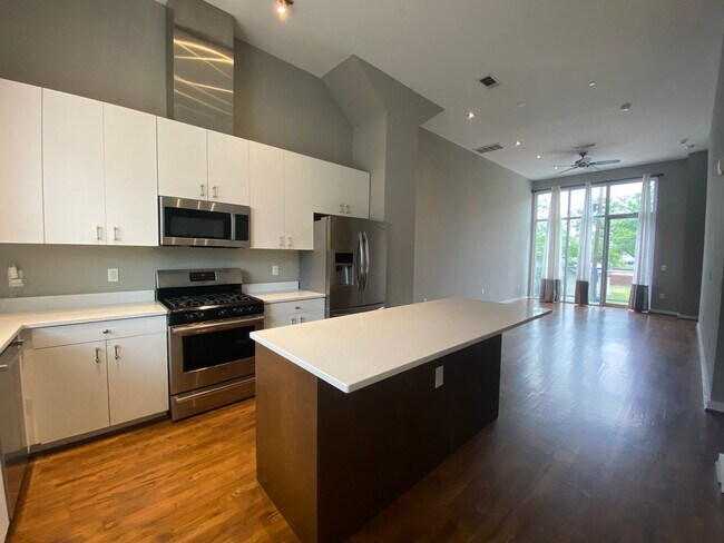 Building Photo - Live in the Heart of the Pearl District – ...