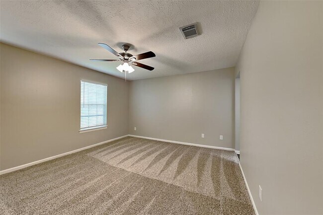 Building Photo - 2818 Silver Falls Dr