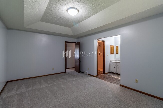 Building Photo - Updated Split Level