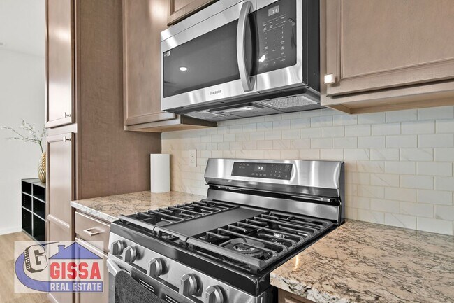 Building Photo - 1.5 year old townhome with 3 bedrooms, 2 1/2 bathrooms, 2-car garage at Victory Ridge available NOW!