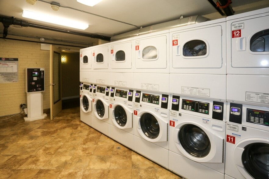 Building Photo - 630 W Wrightwood Ave