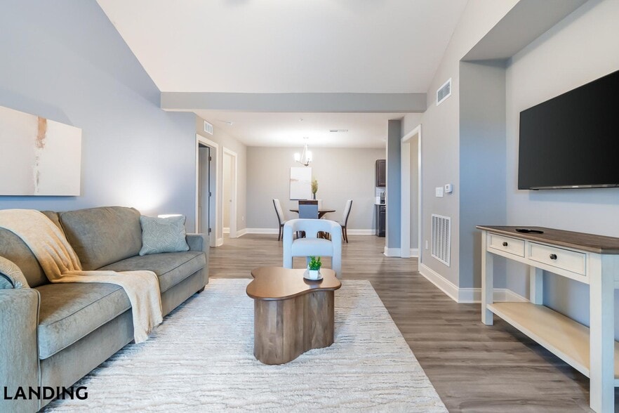 Building Photo - 305 Laredo Dr