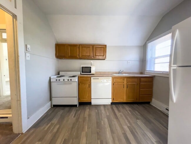 Building Photo - Dishwasher Included