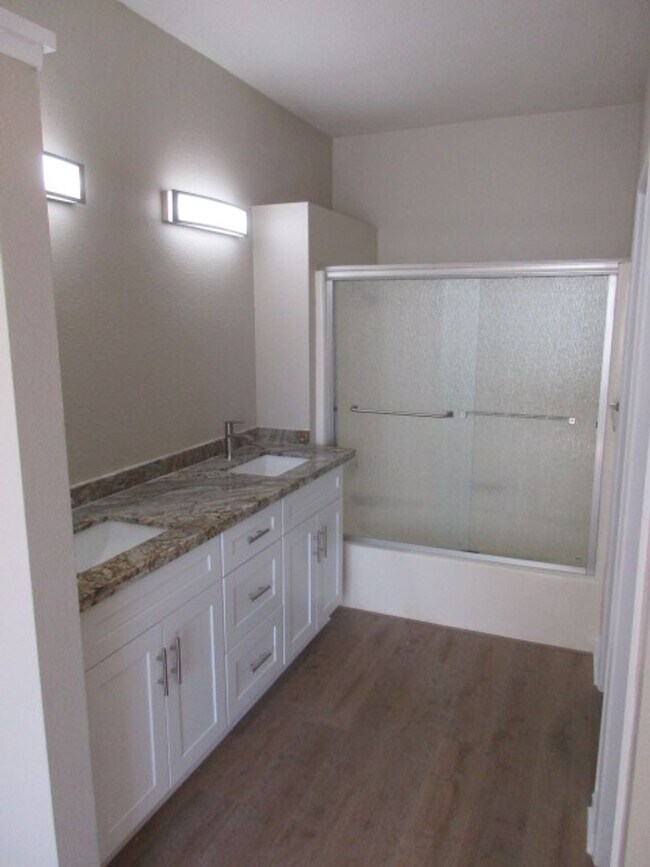 Building Photo - Mira Mesa - Canyon Bluff Complex - 2 Bed 2...