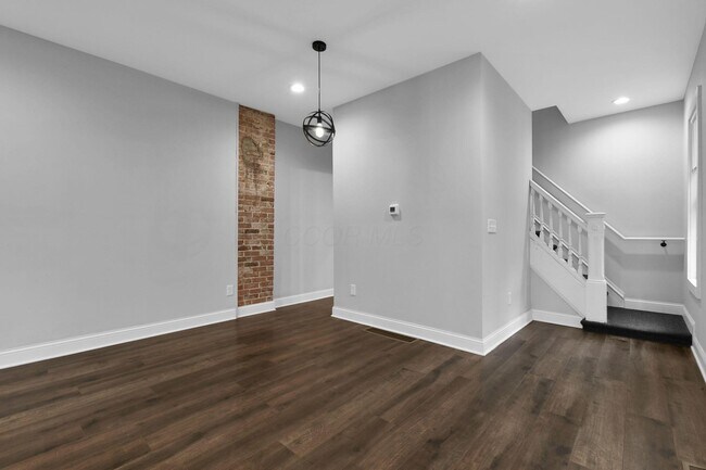 Building Photo - 545 W 3rd Ave