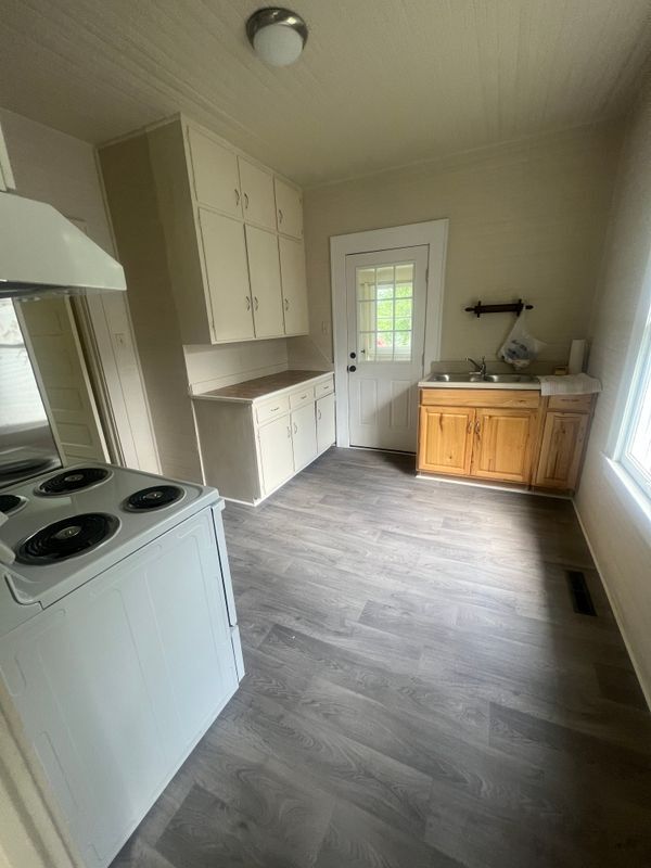 Building Photo - 412 Barker Ave