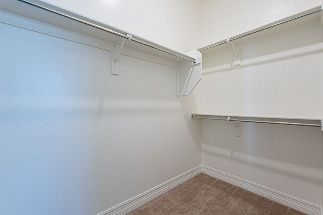 Building Photo - 5 BEDROOM 4 BATH SINGLE FAMILY HOME