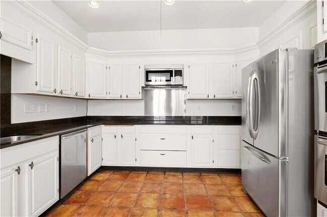 Building Photo - 2605 St Charles Ave