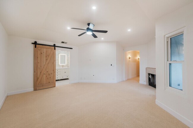 Building Photo - Luxury Living in Manhattan Beach