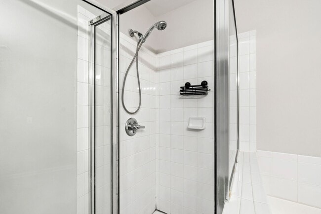 Building Photo - Beautifully Updated 3-Bedroom Townhome Nea...
