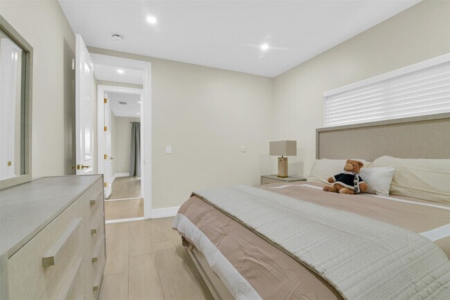 Building Photo - 319 S Riverside Dr