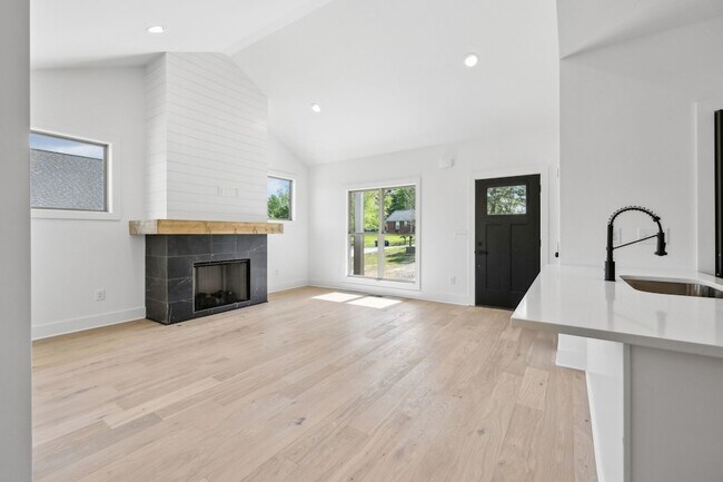 Building Photo - 827 Oconnor St