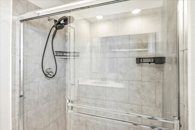 Building Photo - Light-Filled Home in Amenity-Rich Community with Pool & Park!