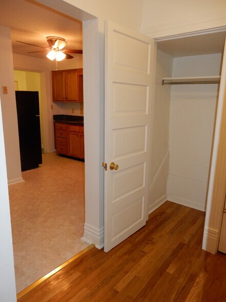 Center hall area. - 1278 Everett Ave