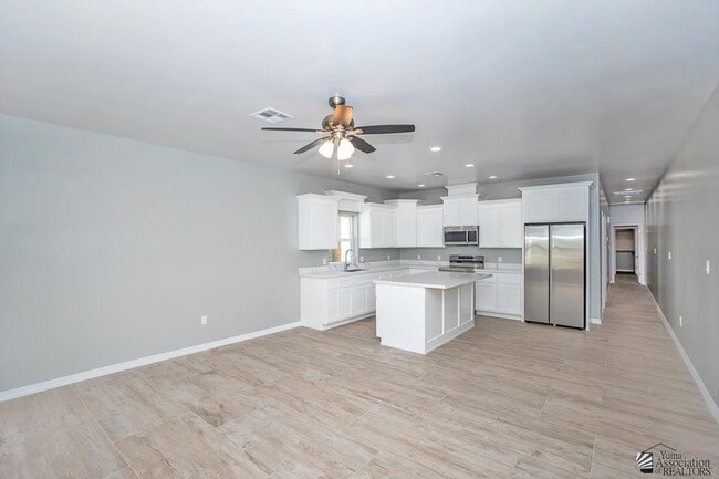 Building Photo - 643 S Orange Ave