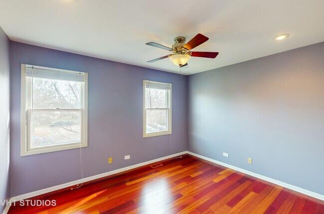 Building Photo - 712 N Victoria Dr