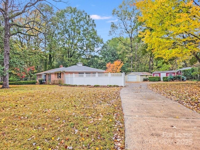 Building Photo - 5600 Riviere Dr