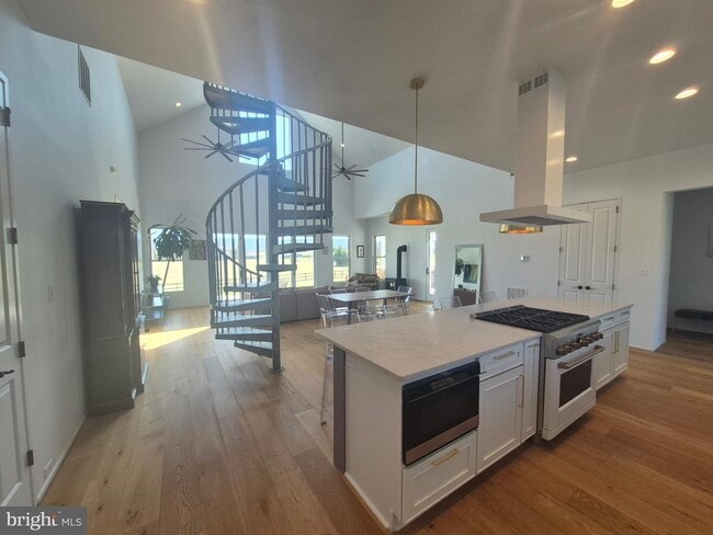 Building Photo - 330 Majestic Ln