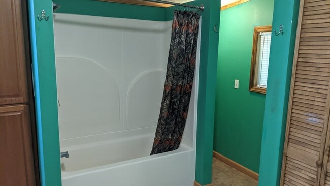 Building Photo - Beautiful 3 Bedroom 2 Bath Home in quiet r...