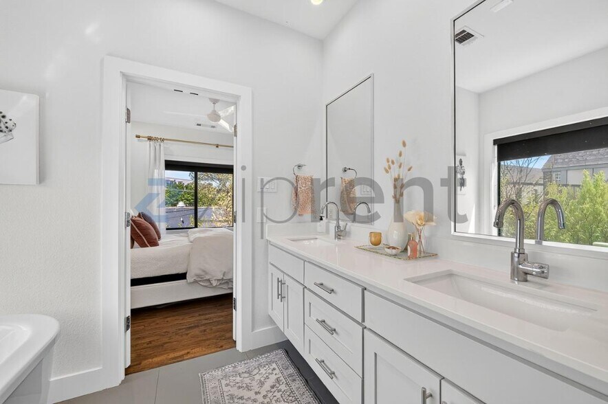 Building Photo - Unit E