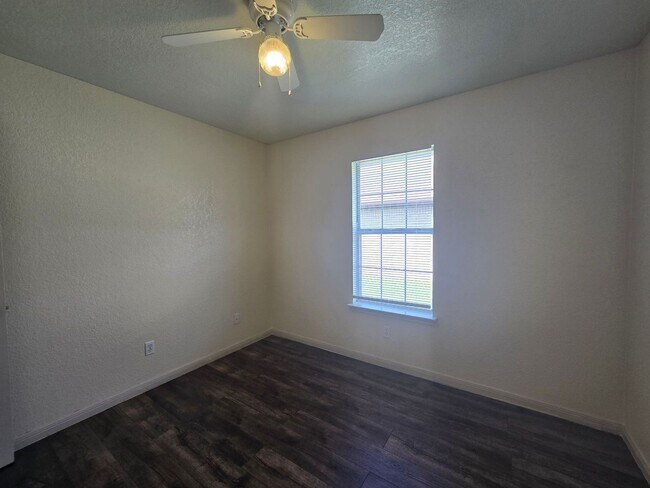 Building Photo - 2305 Amethyst Dr