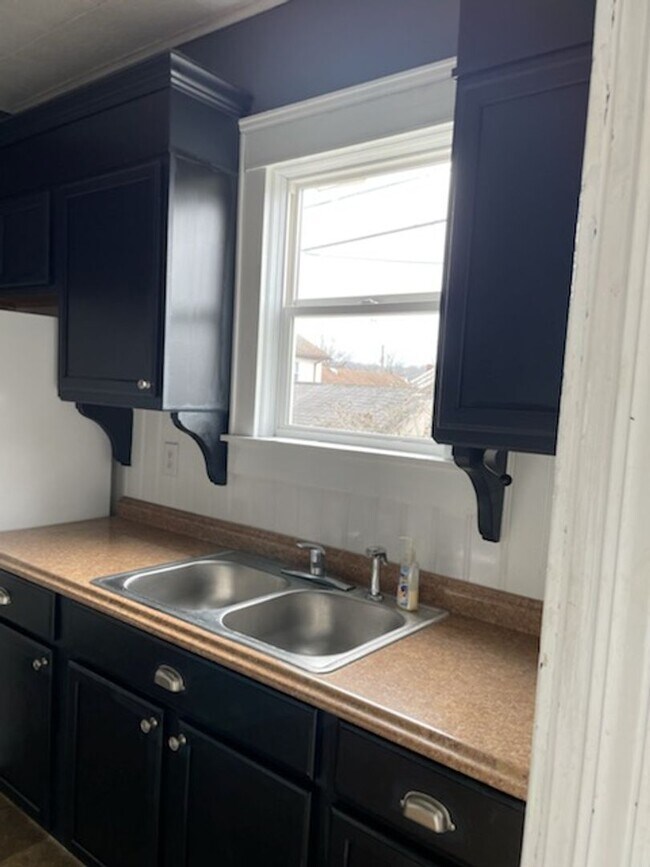 Building Photo - Completely Renovated 3 Bedroom 1 Bath Home in Dunbar