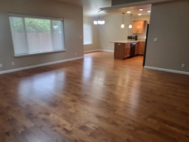 Building Photo - 3 bed 2 bath Home for Rent in Grants Pass