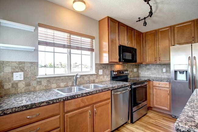 Building Photo - Rare Sapphire Pointe 2 bed townhome for lease great location in Castle Rock.