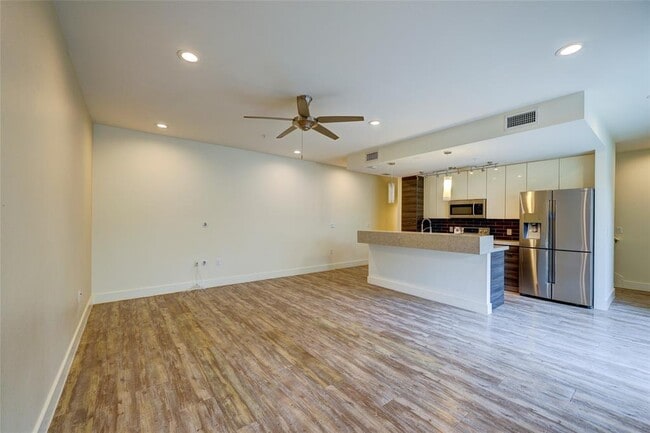 Building Photo - 604 N Bluff Dr