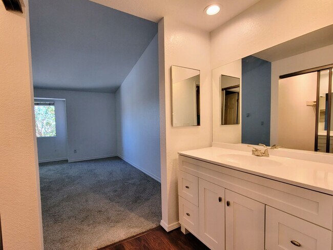 Building Photo - Newly updated condo in Sunn Fjord, close to everything!