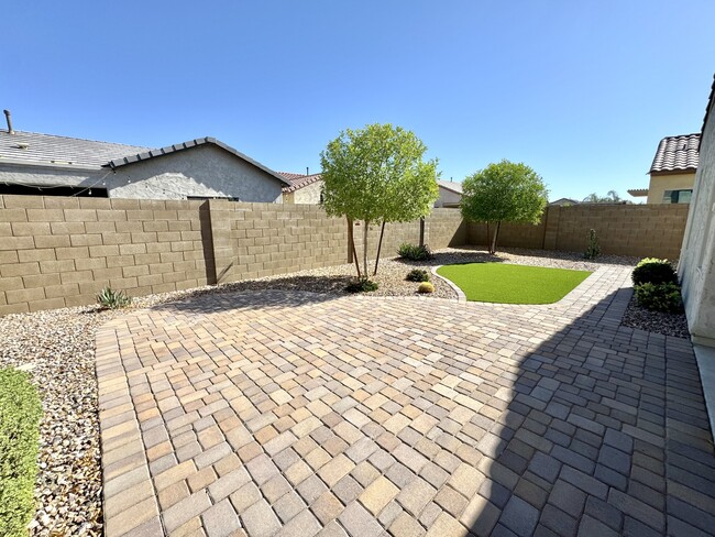 Building Photo - 5576 W Heritage Way