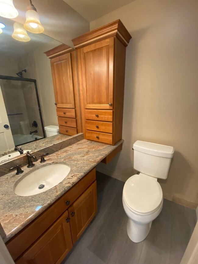 Building Photo - Class and Style! 3 Bed, 2 Bath South Hill ...
