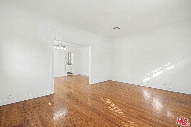 Building Photo - 10543 Almayo Ave