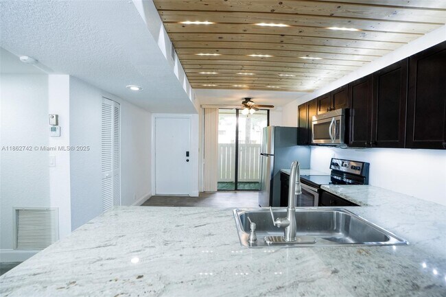 Building Photo - 2941 SW 87th Ave