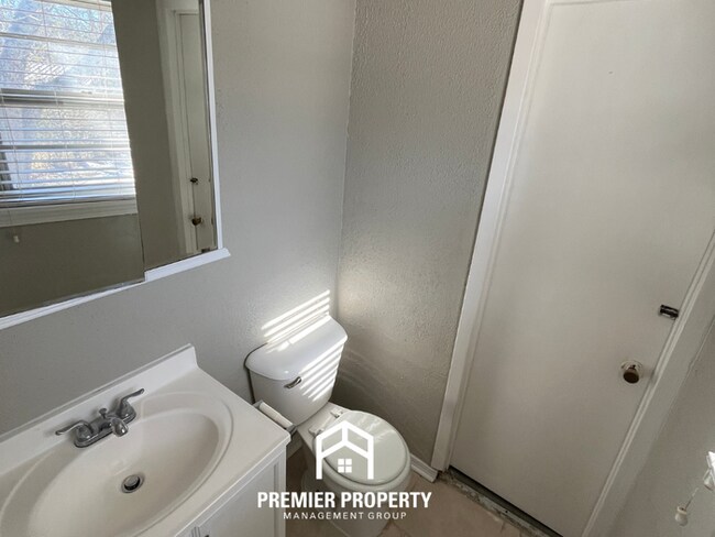 Building Photo - Spacious 3BR/1.5BA in Memphis - Open Kitchen, Dining Room & Private Backyard