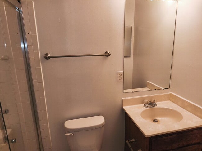 Building Photo - Spacious Alexandria Townhome in Convenient...