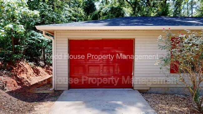 Building Photo - 111 Oakridge Cir